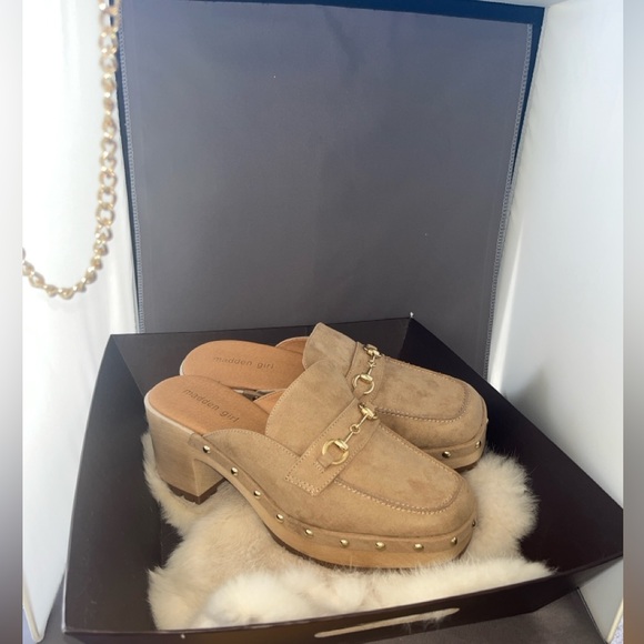 Madden Girl Tan Beige Platform Mule Clog 'Suzanne' Style W/ Stud Detail Sz 9.5 - Picture 2 of 5